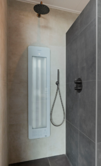 Moderne douche met ingebouwde Sunshower, regendouche en handdouche, afgewerkt met grote grijze en beige wandtegels.